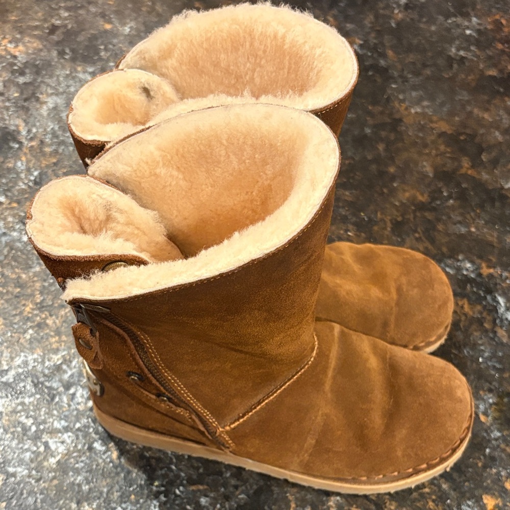 RJ’S FUZZIES genuine sheep skin, button down booties